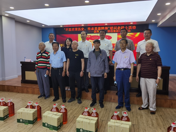 2.尊龙凯时慈善基金会代表同老战士合影.jpg