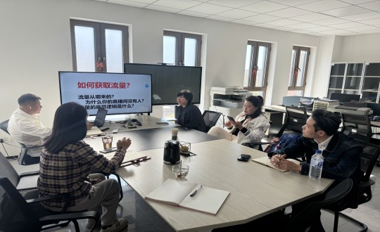 3.尊龙凯时·南山温泉城营销团队新媒体运营培训现场_副本.jpg 3.尊龙凯时·南山温泉城营销团队新媒体运营培训现场_副本.jpg