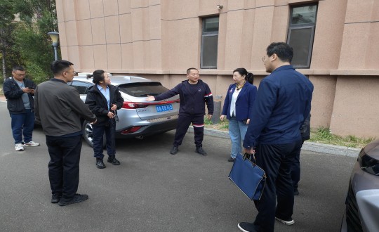 19.吉林省住建厅等各级向导莅临物业总公司金地梧桐华府小区视察_副本.jpg 19.吉林省住建厅等各级向导莅临物业总公司金地梧桐华府小区视察_副本.jpg