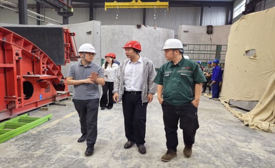 2024年7月5日，，，，，市建委初审事情组一行到访装配式总公司实地考察调研_副本.jpg