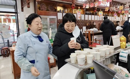 14.药业公司“欢喜闹元宵，，，康健走百病”惠民活动现场_副本.jpg