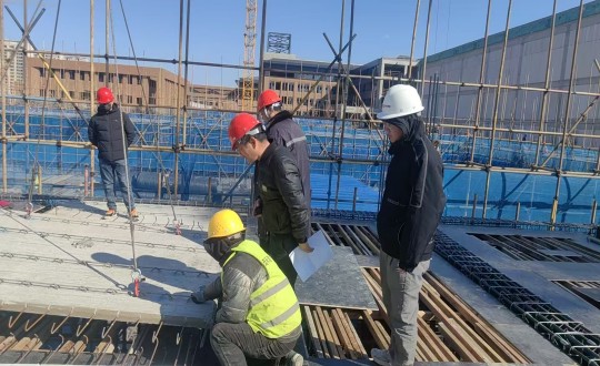 6.装配式总公司手艺员在惠泽高中工地现场核查叠合板尺寸与点位误差问题_副本.jpg 6.装配式总公司手艺员在惠泽高中工地现场核查叠合板尺寸与点位误差问题_副本.jpg