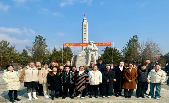 9.物业总公司敦化项目党员加入清明节祭扫活动_副本.jpg